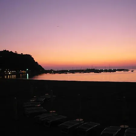 Отель Nettuno Сестри-Леванте